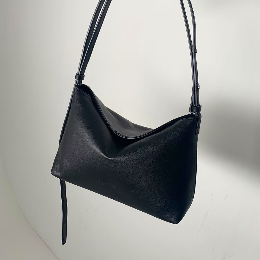 A01.簡約羊皮磁吸枕頭包