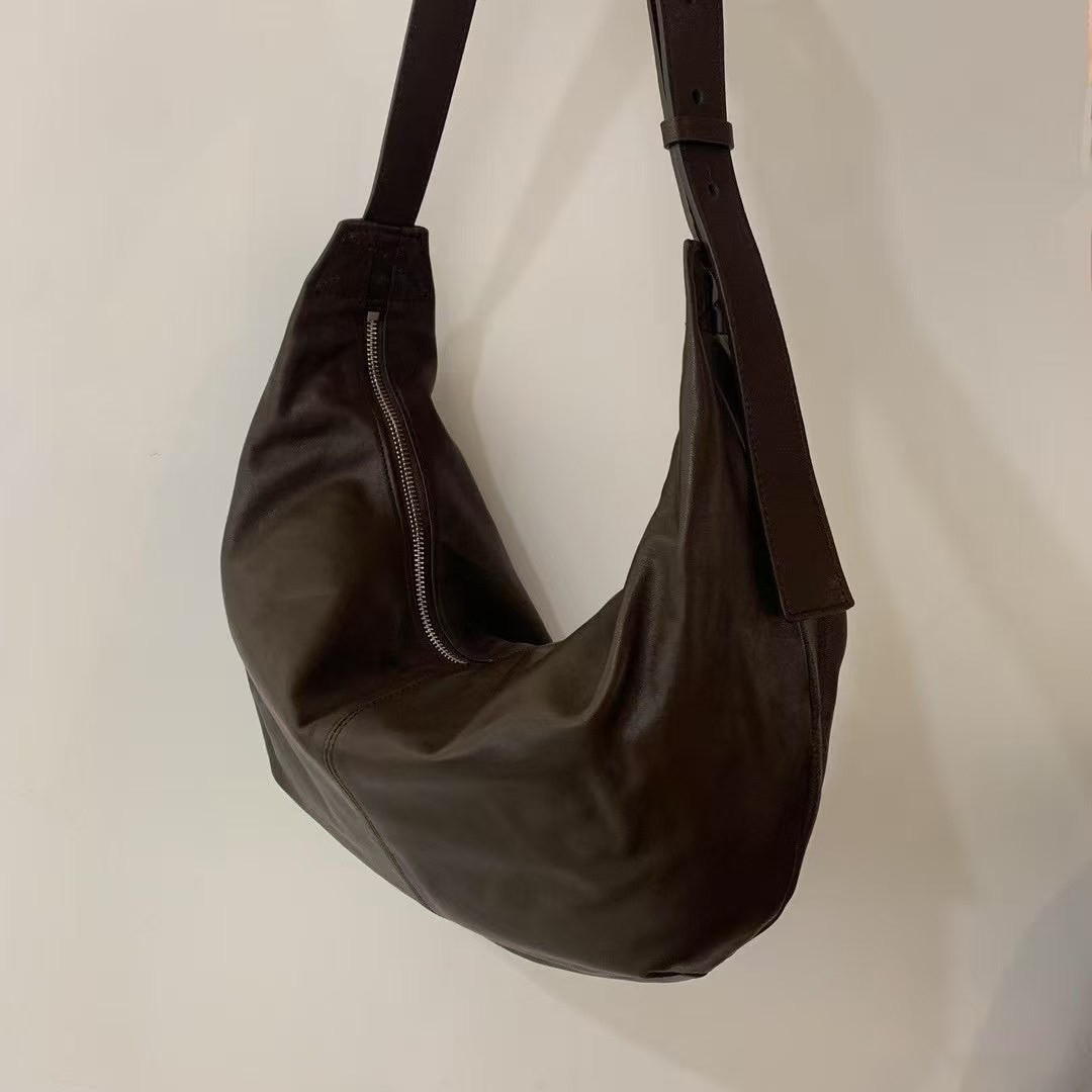 A120.經典大容量羊皮餃子包