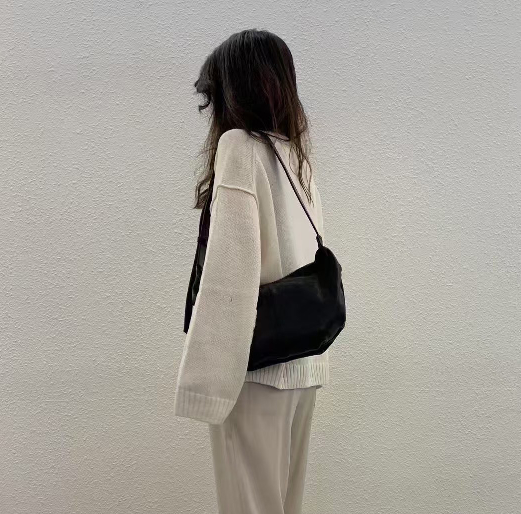 A120.經典大容量羊皮餃子包
