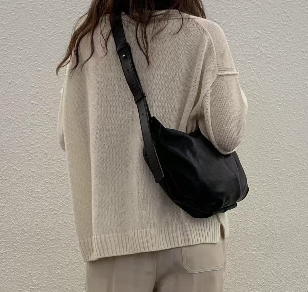 A120.經典大容量羊皮餃子包