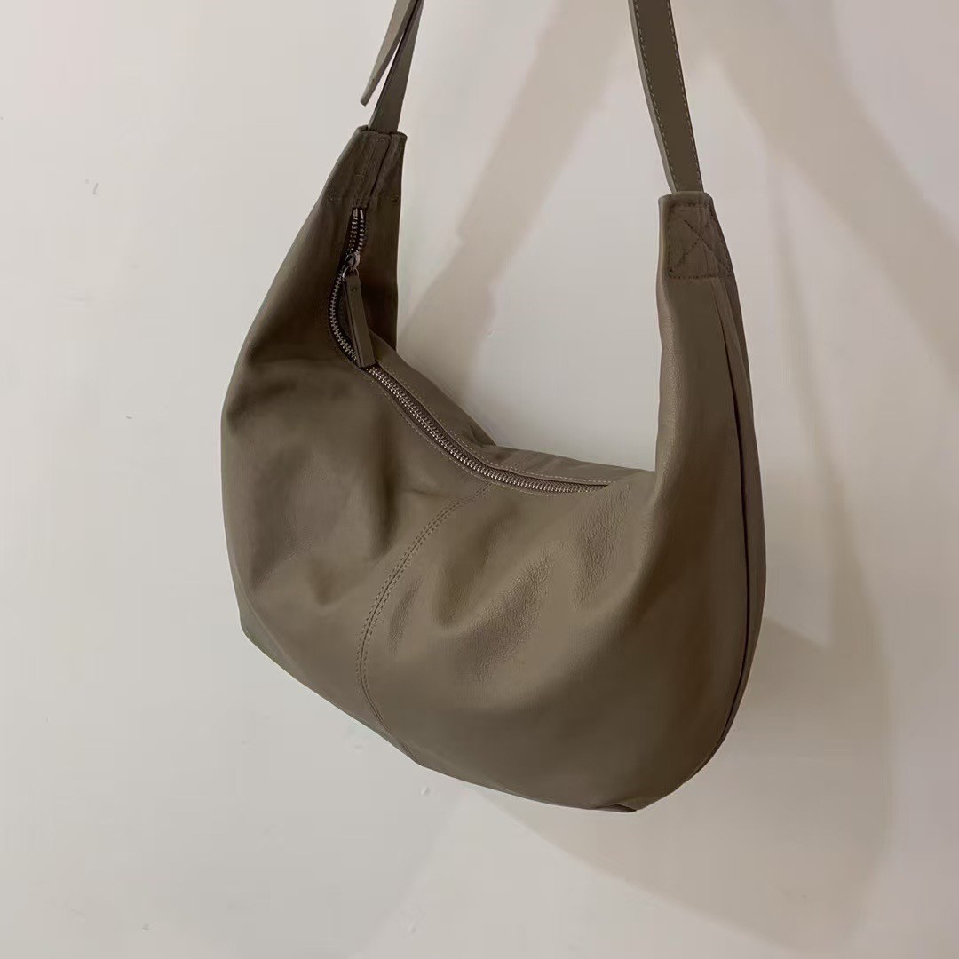 A120.經典大容量羊皮餃子包