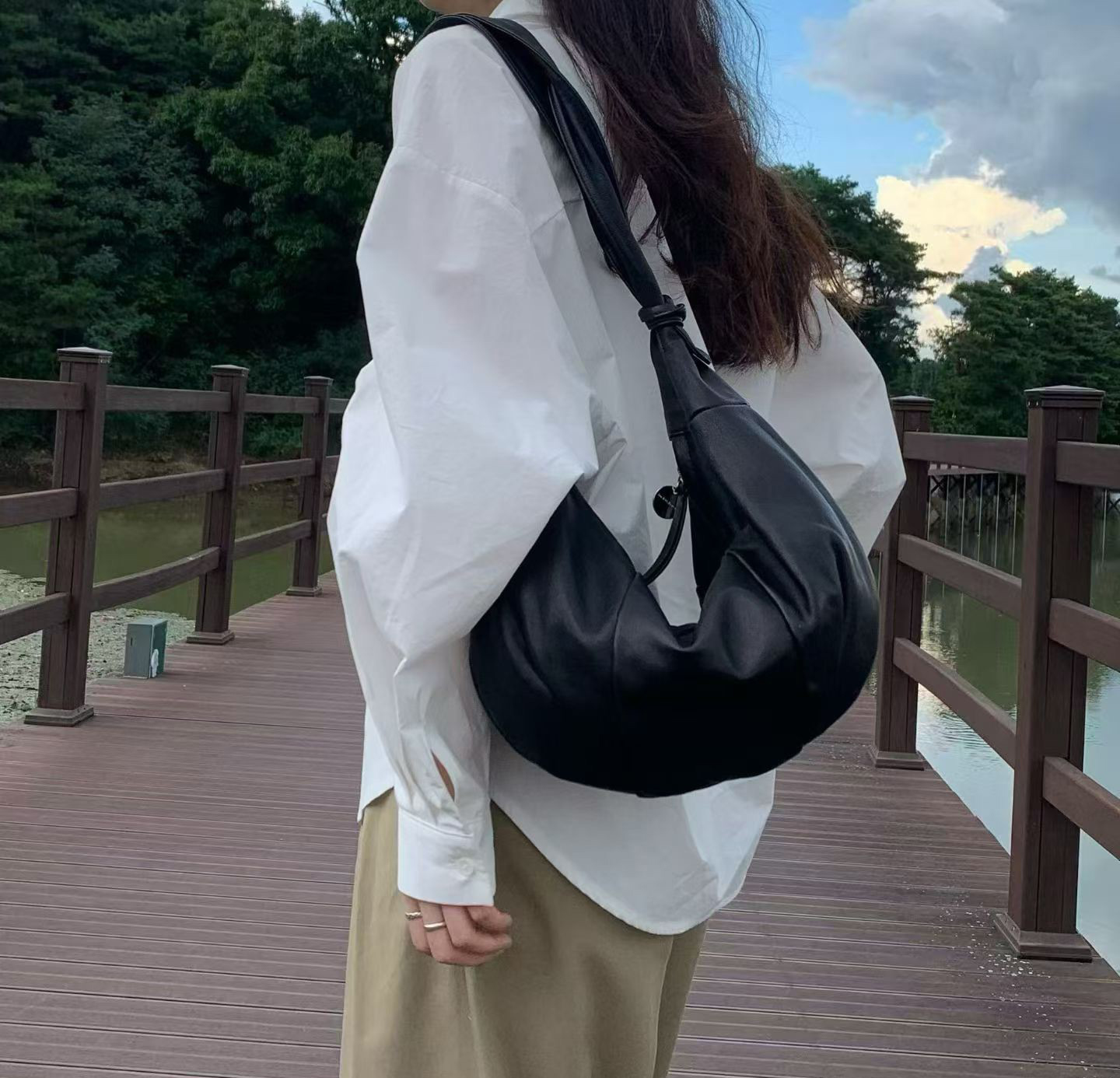 A07.可愛扭結造型羊皮餃子包