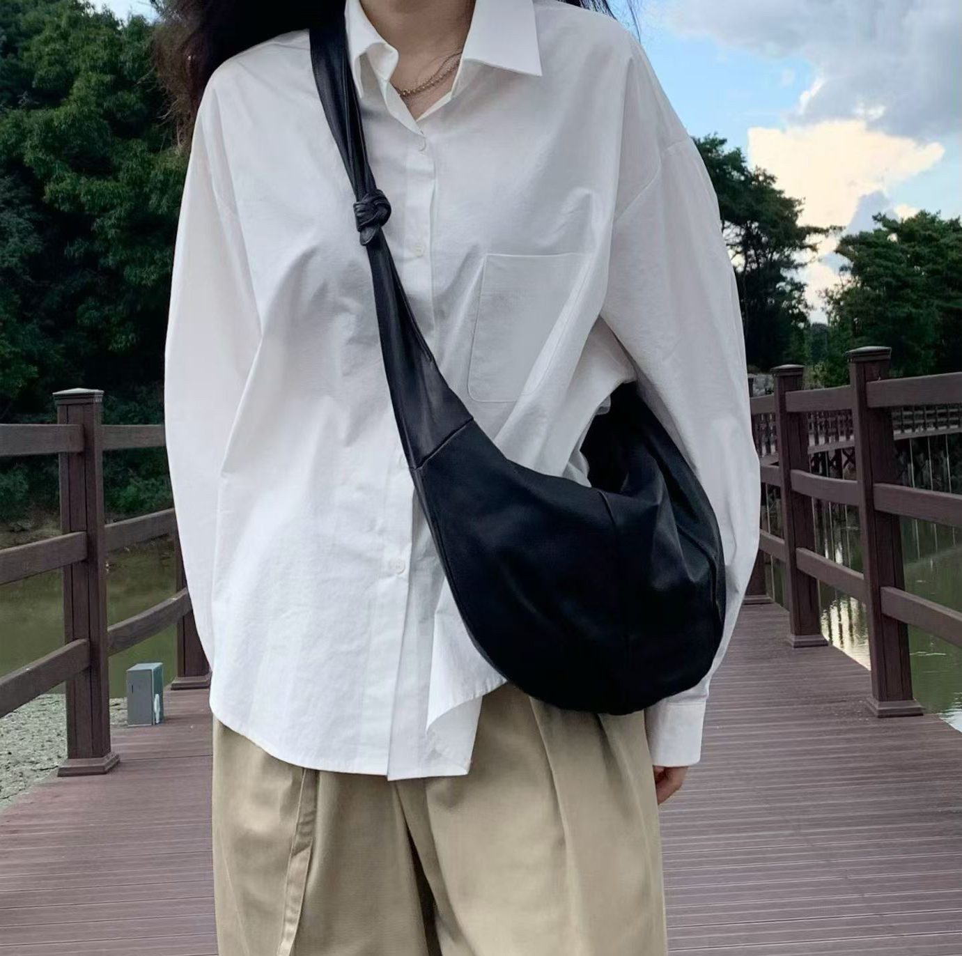 A07.可愛扭結造型羊皮餃子包