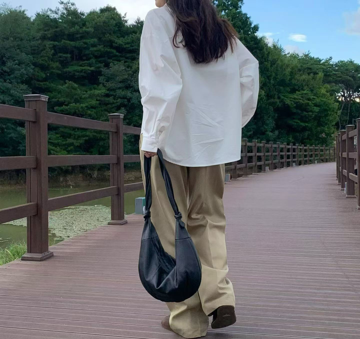 A07.可愛扭結造型羊皮餃子包