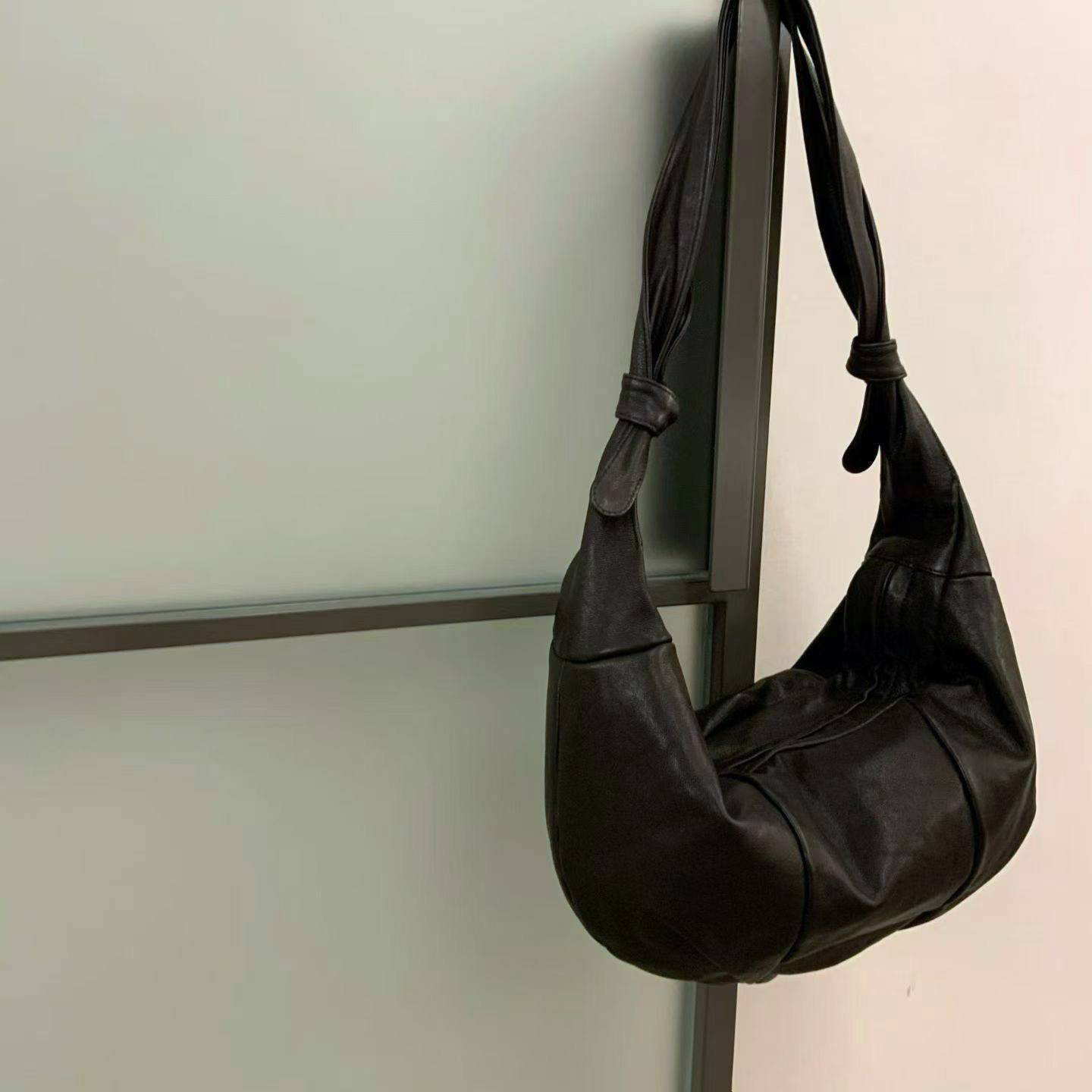 A07.可愛扭結造型羊皮餃子包