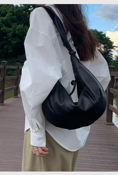 A07.可愛扭結造型羊皮餃子包