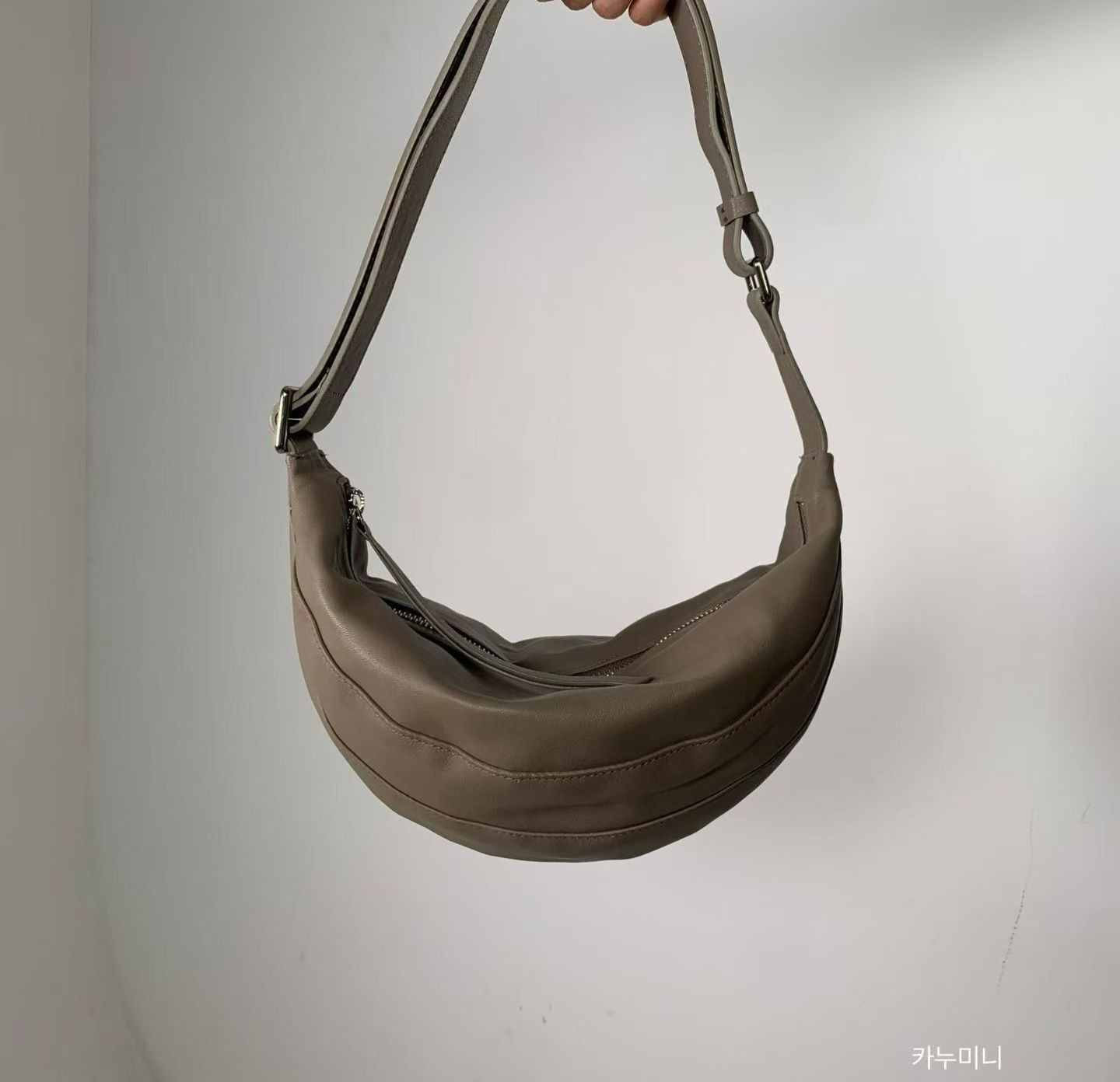 A12.可愛弧線真皮划艇(小)包