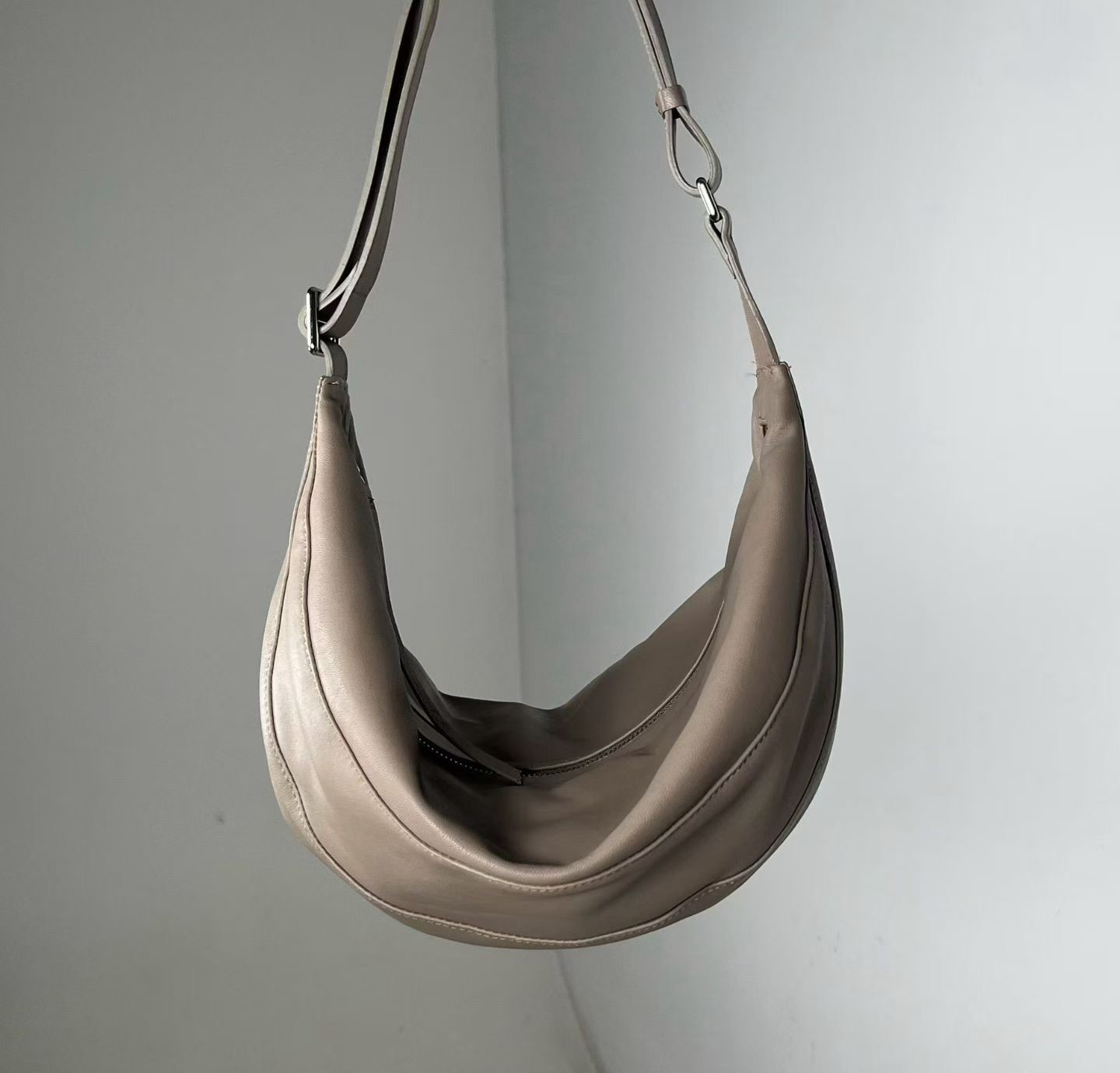 A11.可愛弧線真皮划艇(大)包