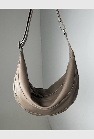 A11.可愛弧線真皮划艇(大)包