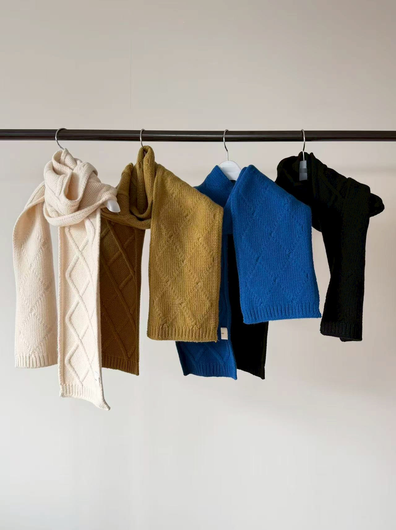 B37.瘦瘦歐膩時髦菱格保暖圍巾