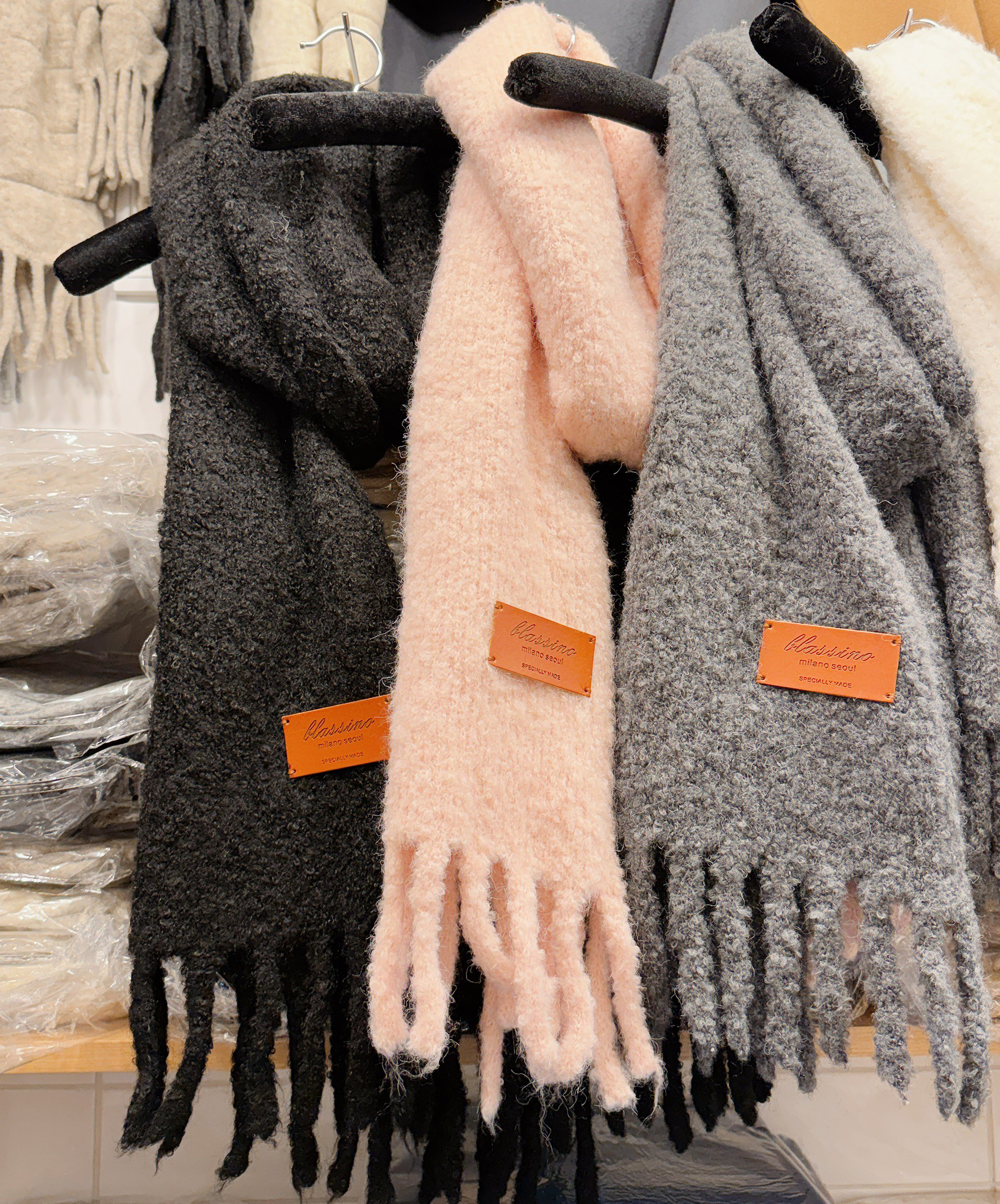 C22.溫柔可愛QQ流蘇皮標圍巾