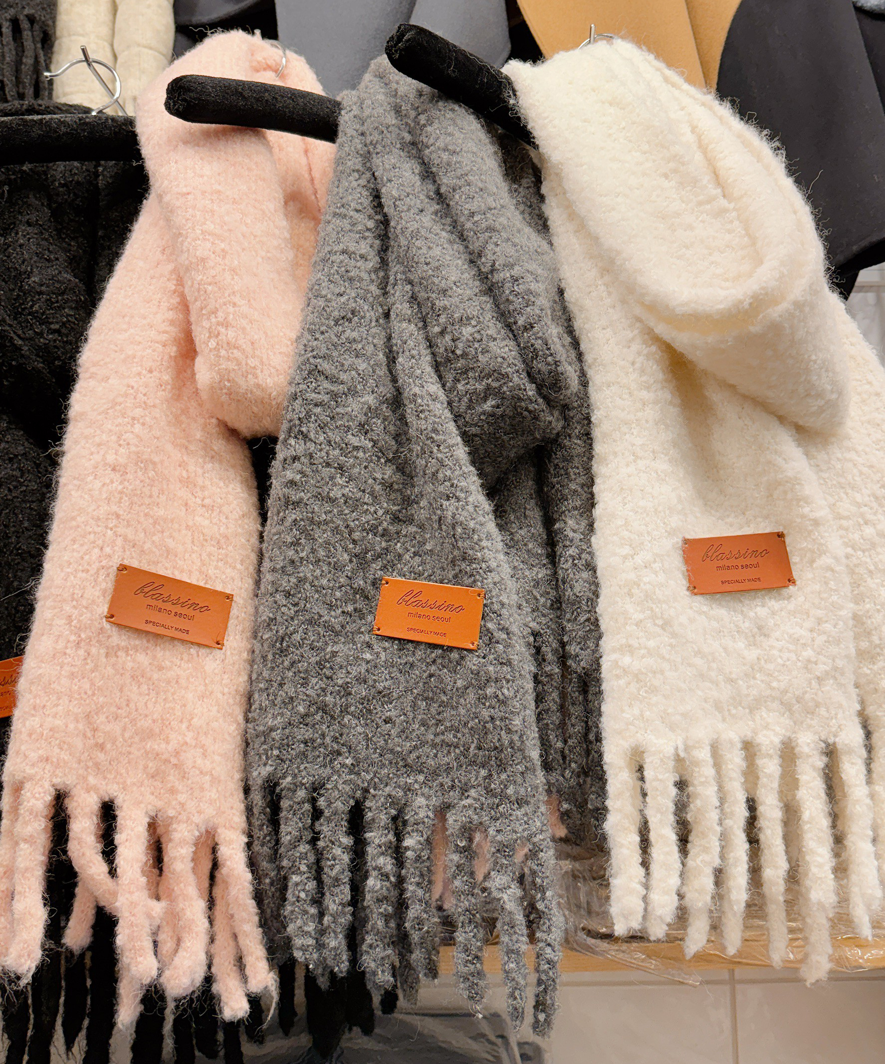 C22.溫柔可愛QQ流蘇皮標圍巾