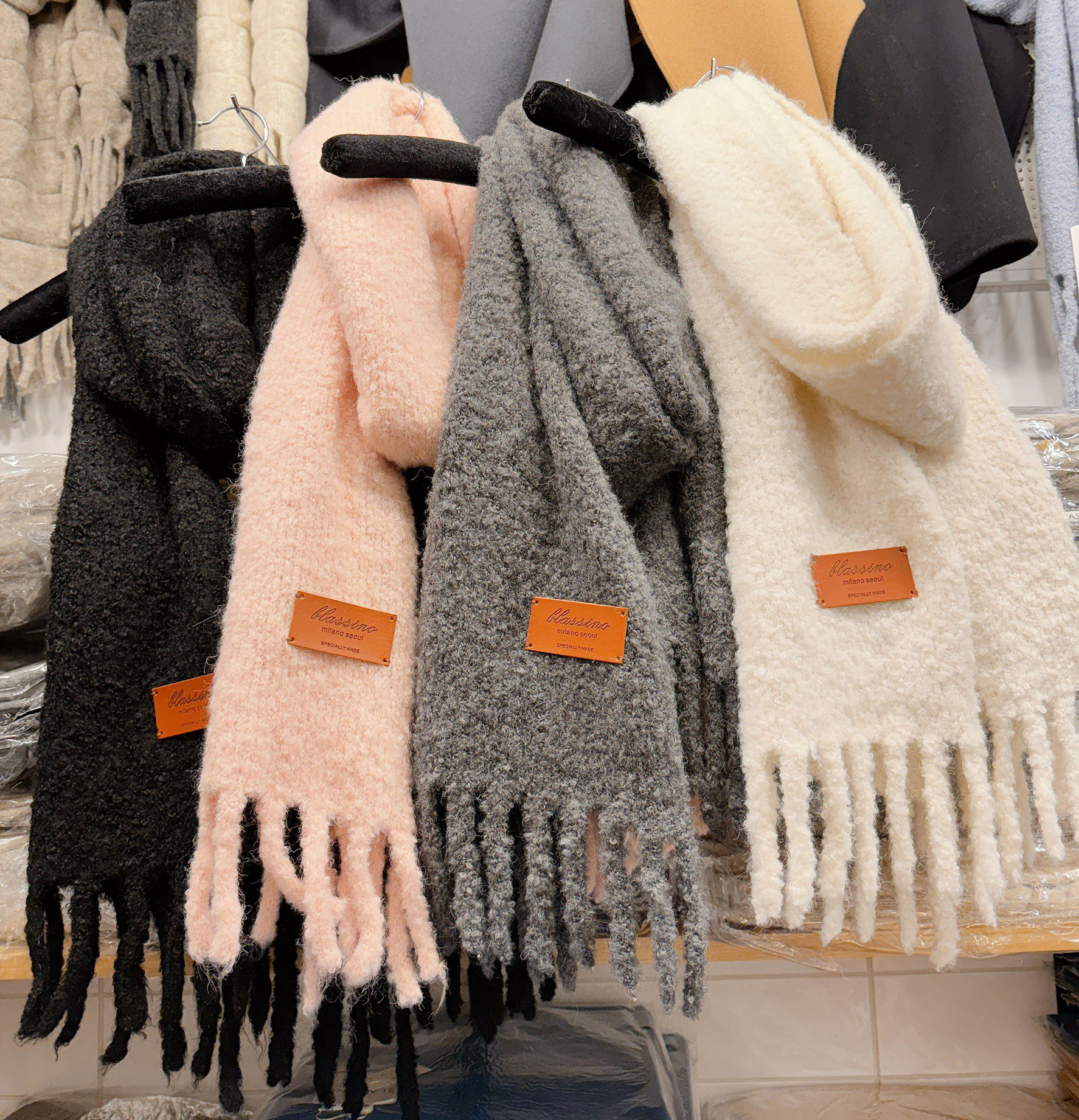 C22.溫柔可愛QQ流蘇皮標圍巾