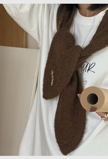 B02.可愛繡字羊駝毛三角搭配圍巾