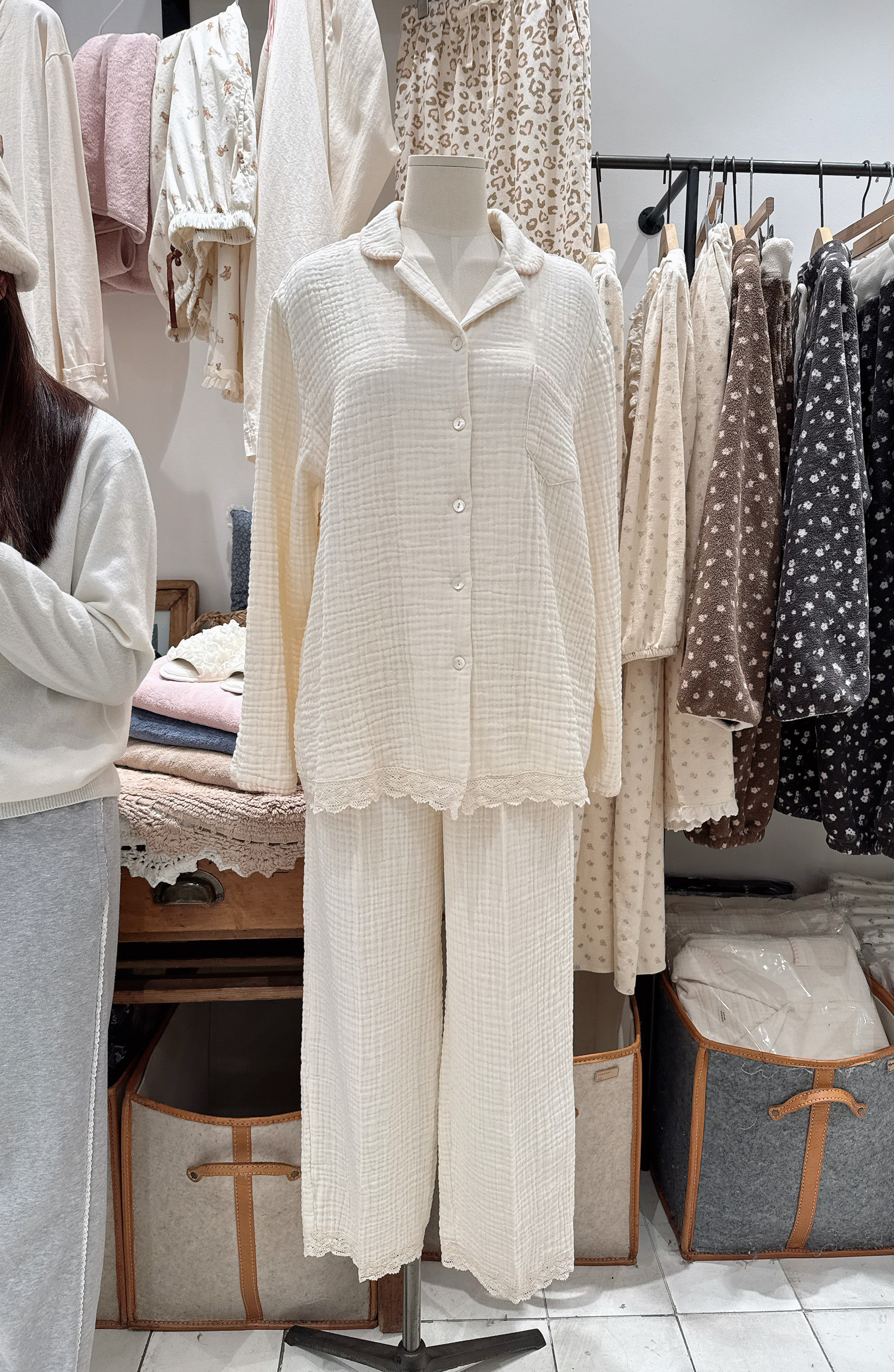 B90.滾邊領口蕾絲睡衣組(上衣+長褲)