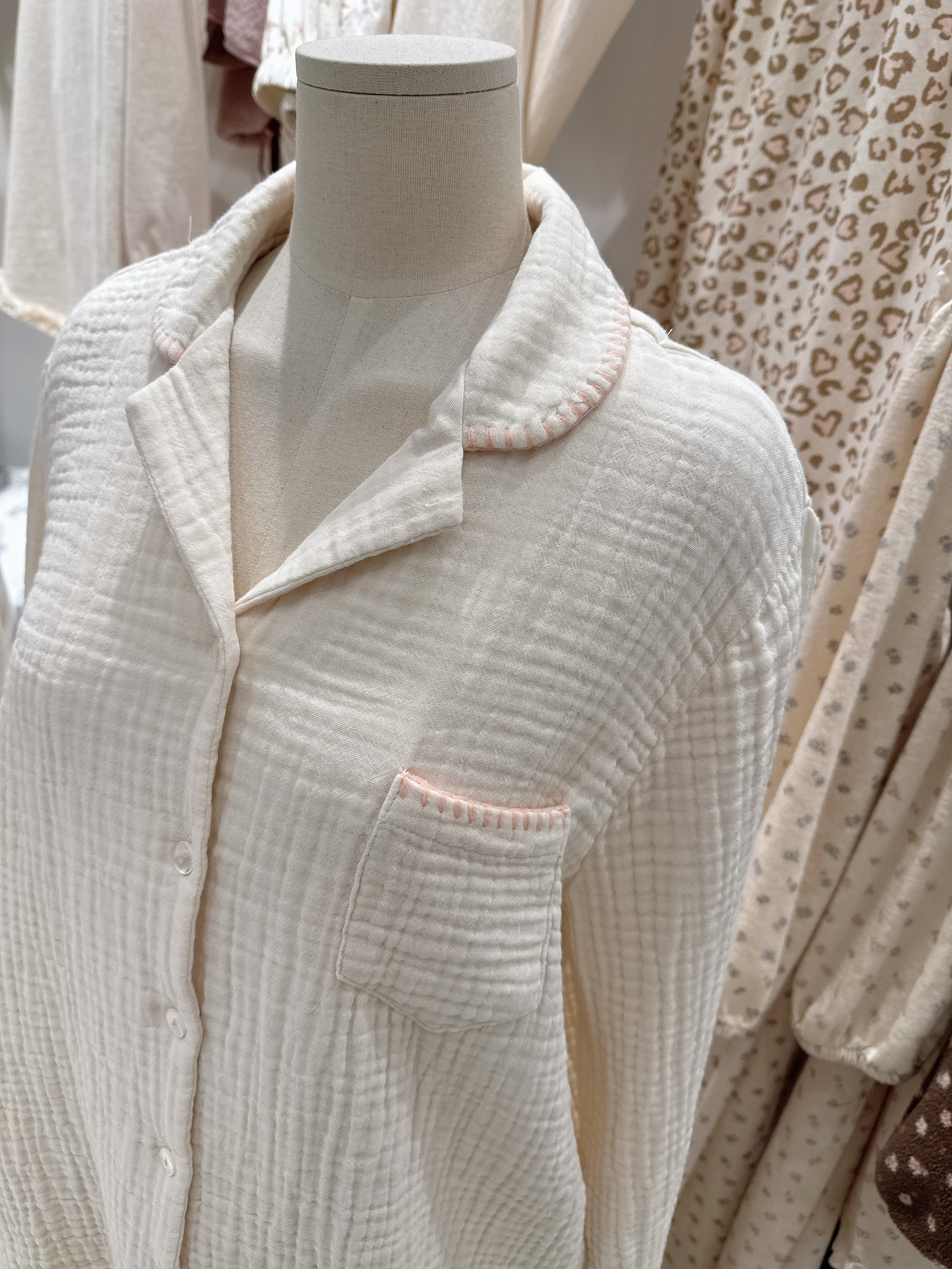 B90.滾邊領口蕾絲睡衣組(上衣+長褲)