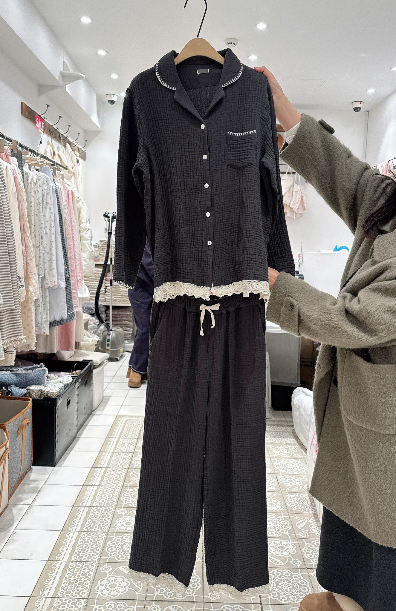 B90.滾邊領口蕾絲睡衣組(上衣+長褲)