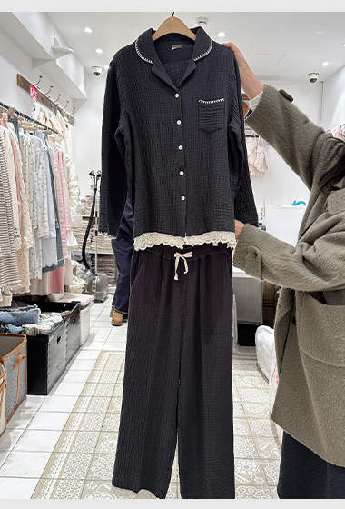 B90.滾邊領口蕾絲睡衣組(上衣+長褲)