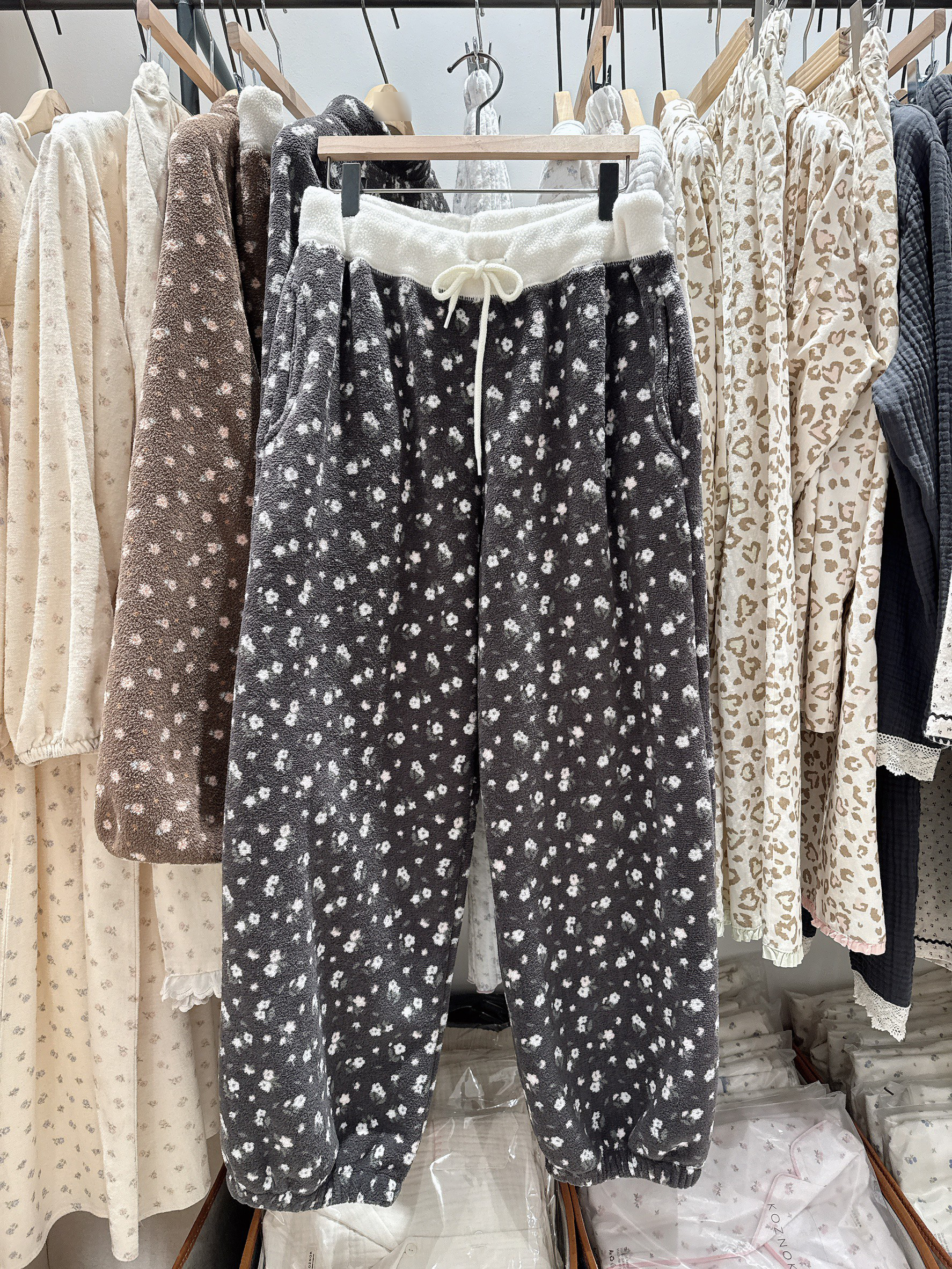 B89.搖粒絨小花睡衣組(上衣+長褲)