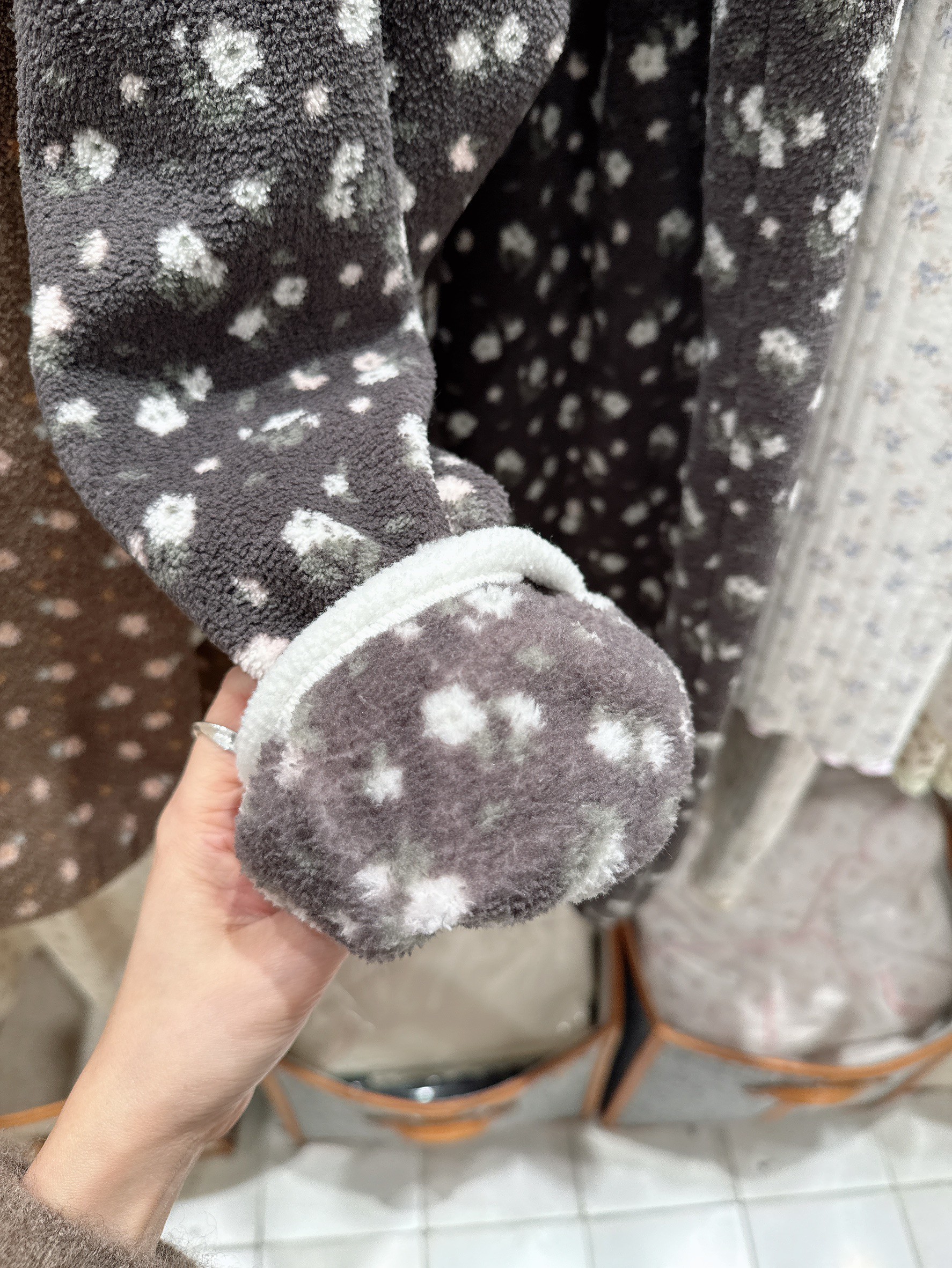 B89.搖粒絨小花睡衣組(上衣+長褲)