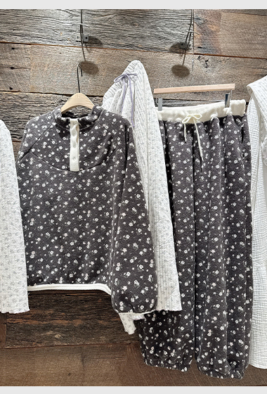 B89.搖粒絨小花睡衣組(上衣+長褲)