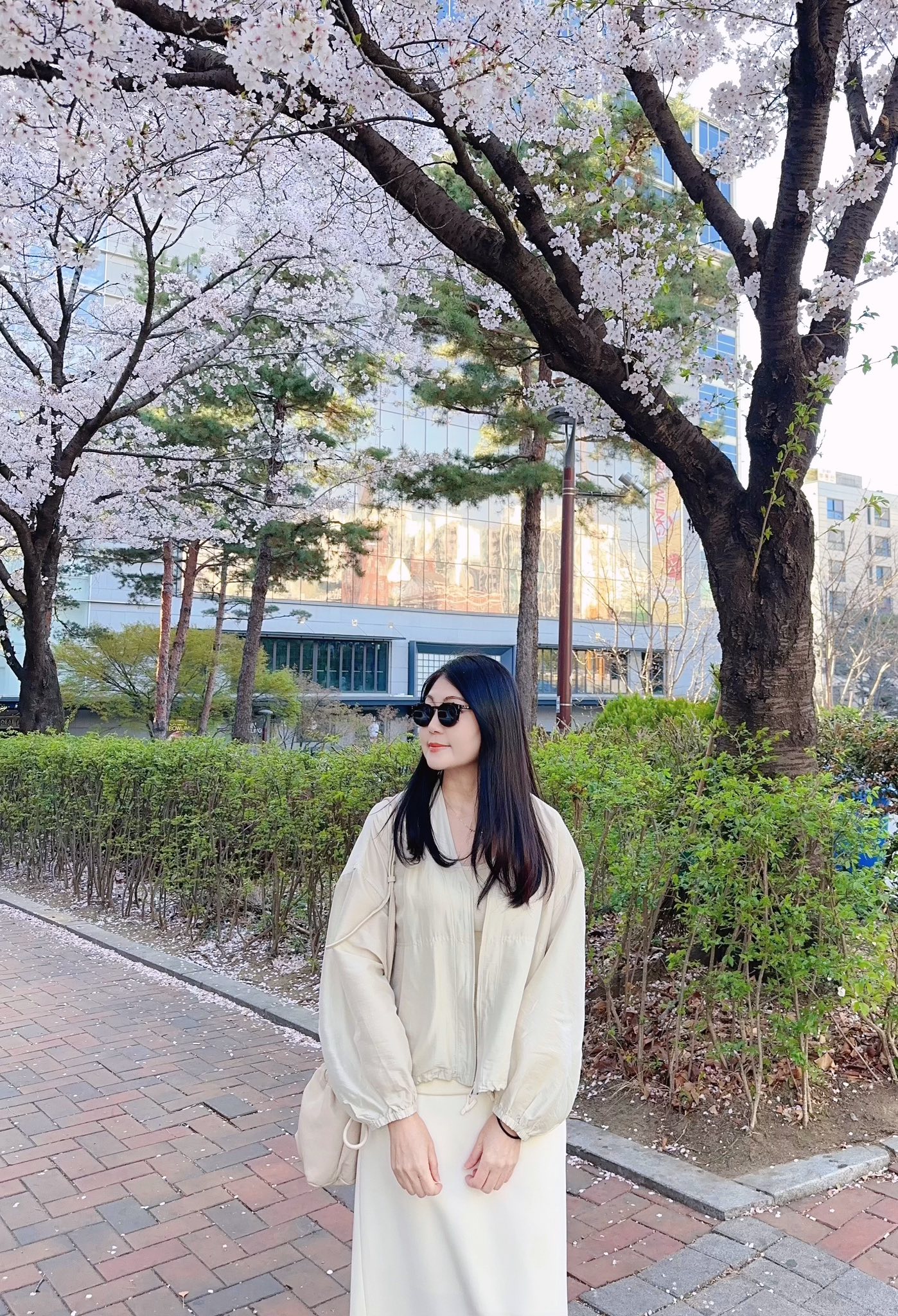 B22.VISCOSE寬鬆杏色外套+amovi夢想黑色TEE