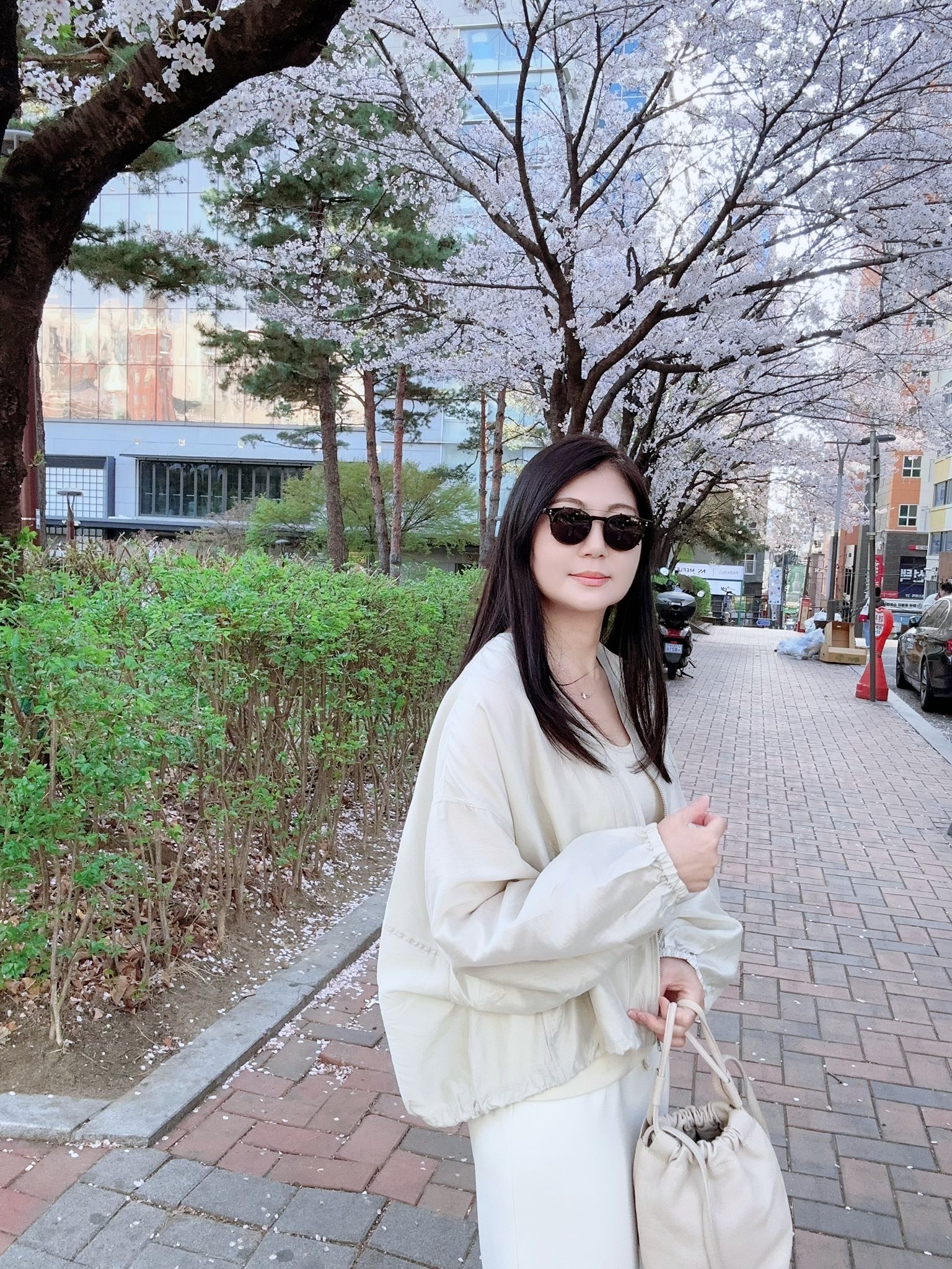 B22.VISCOSE寬鬆杏色外套+amovi夢想黑色TEE