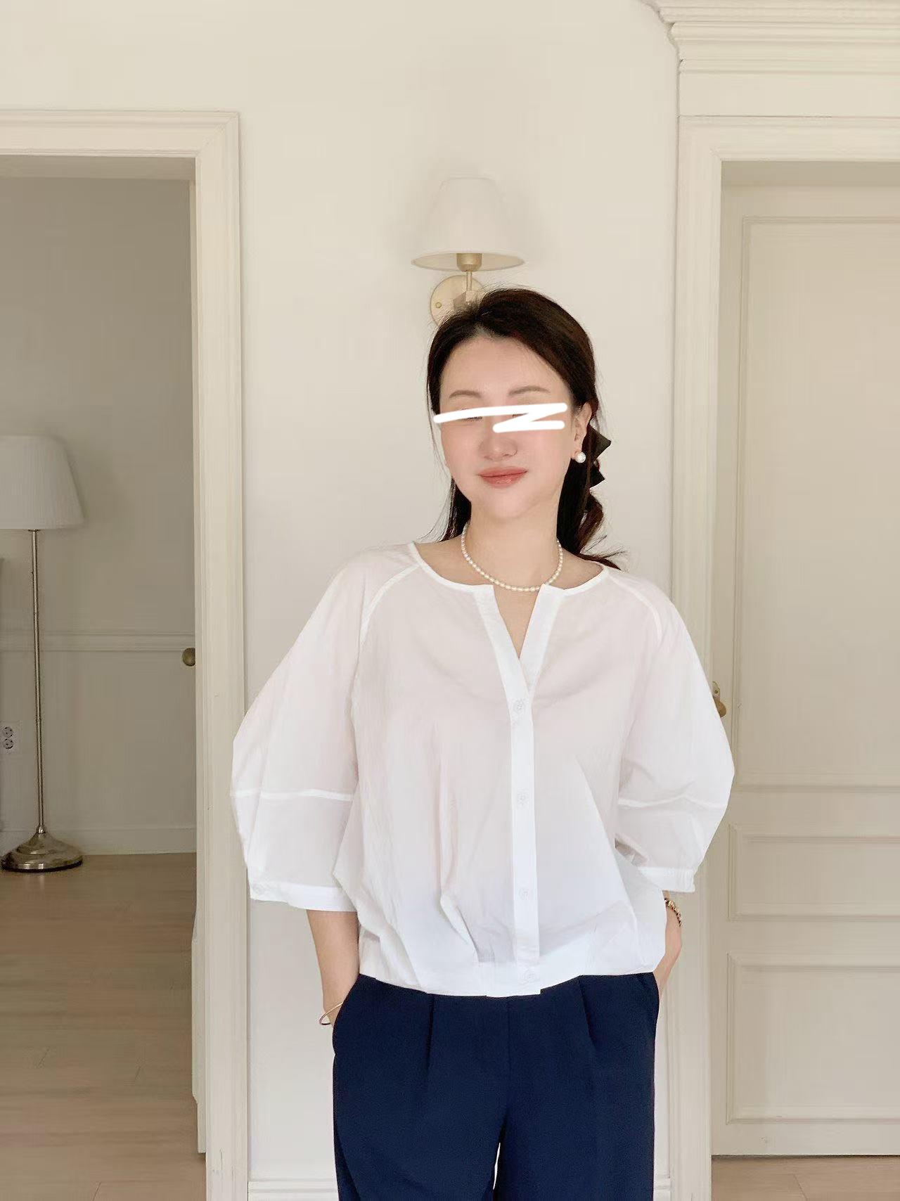 A23.可愛V領白色上衣+微光澤修身長裙