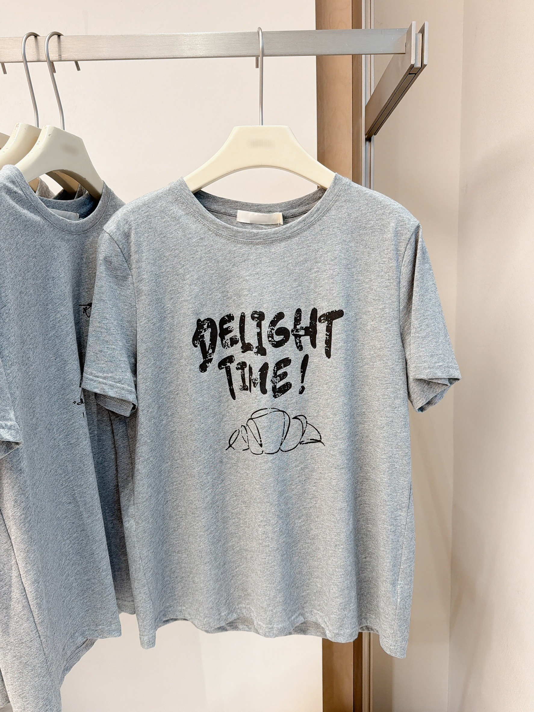 A27.可頌麵包TEE+時尚格紋斜波浪裙