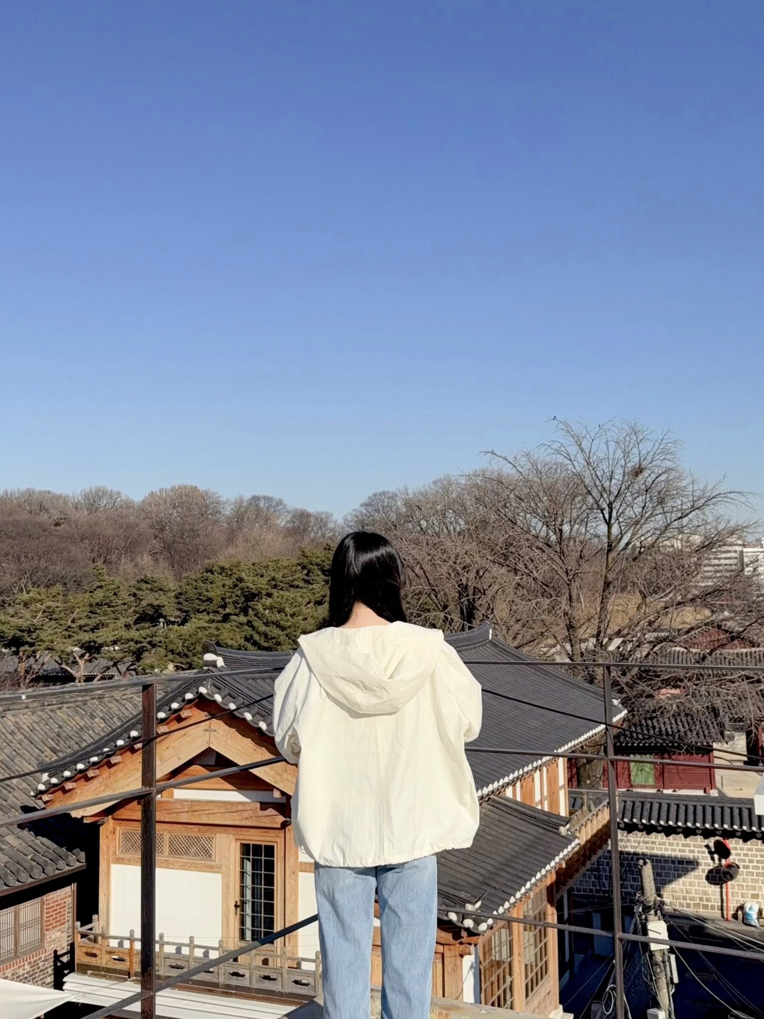 A24.春日奶油連帽外套+淡雅針織背心
